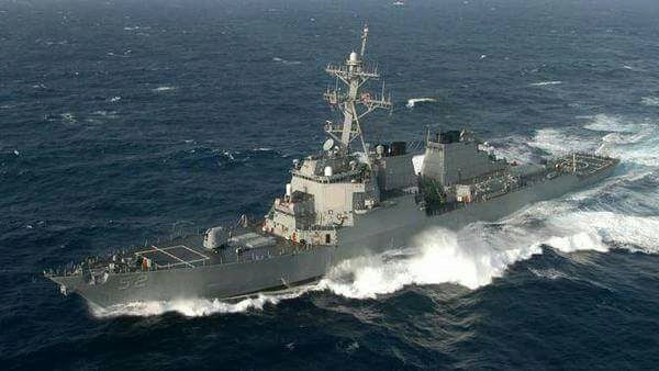 مدمرة أمريكية تتجه لباب المندب لحماية الممرات المائية من ميليشيات الحوثي