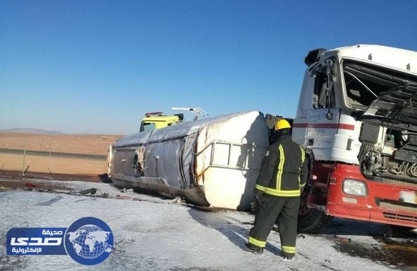 انسكاب مواد بترولية بالطريق السريع  " المدينة المنورة - القصيم " عقب انكفاء الناقلة