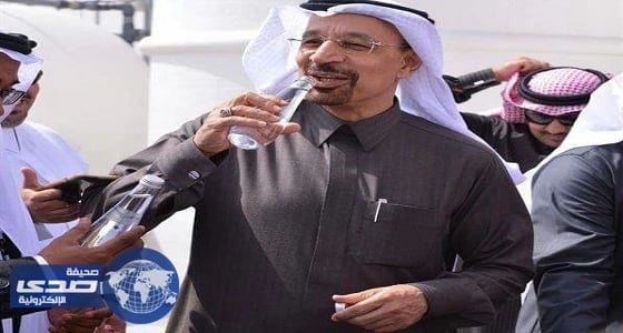 بالفيديو والصور..الفالح يشرب من قارورة مياه محلاة من إنتاج محطة العيينة