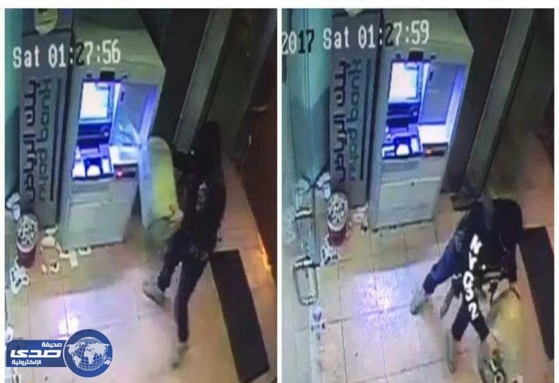 بالفيديو .. ملثم يشعل النيران داخل كبينة صراف بنك بالقطيف