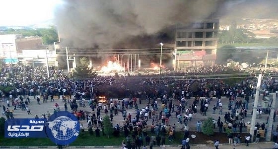 بالفيديو.. اشتباكات عنيفة بين قوات أمن الملالي ومعارضين بعدد من المدن الإيرانية