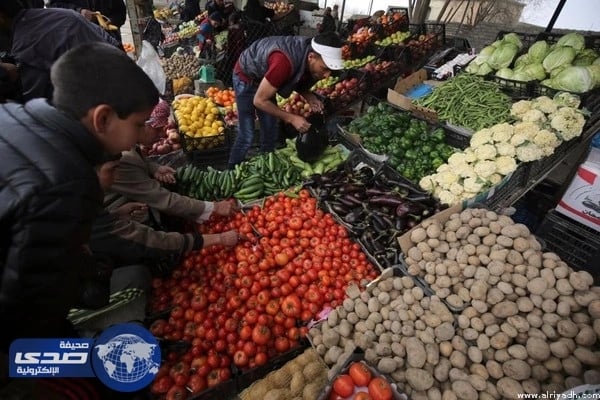 دراسة سويدية: تناول المدخنيين الخضار والفاكهة يحد من الإصابة بالانسداد الرئوي