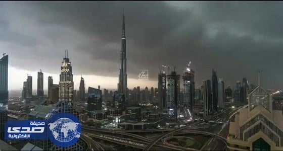بالفيديو.. دخول سُحب ممطرة كثيفة لأجواء مدينة دبي