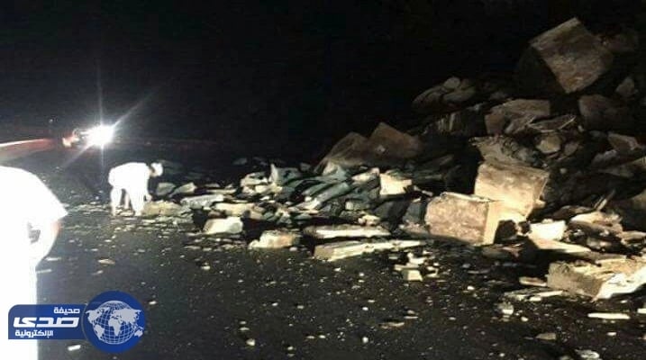 اغلاق طريق نجران – أبها بالقرب من عاكفة جراء تساقط الصخور