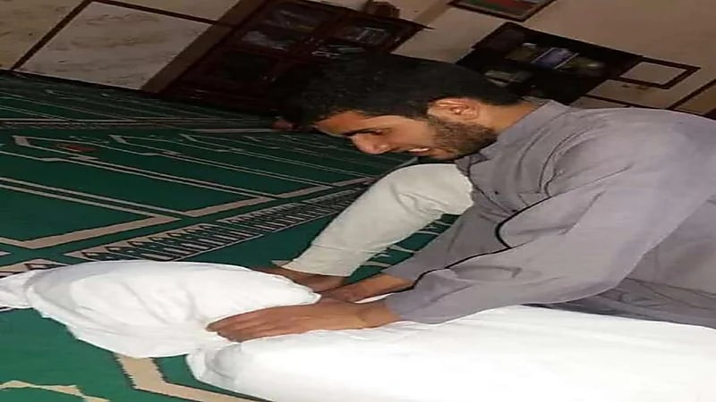 صورة لشخص يخنق آخر ملفوف في كفن داخل مسجد تشعل الغضب 