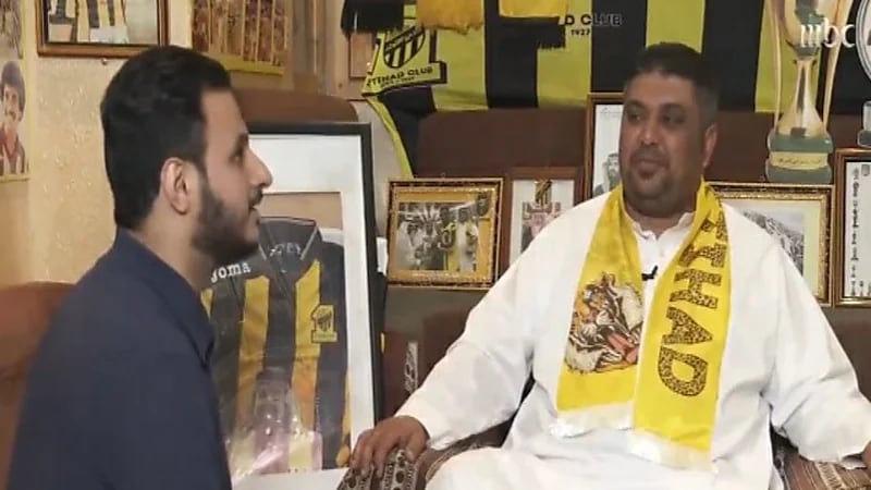 بالفيديو.. قصة مؤثرة لمواطن أنشأ متحفا رياضيا حبا في نادي الاتحاد