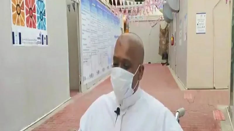 بالفيديو.. حاج كفيف يؤدي المناسك بمساعدة مرافقه