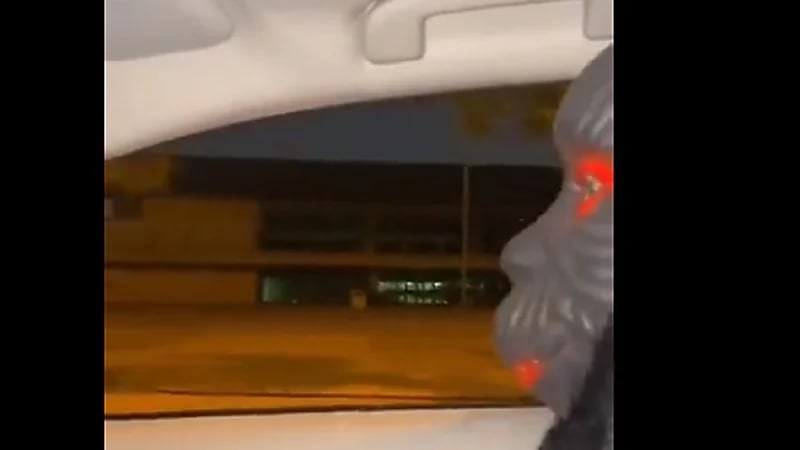 بالفيديو.. شاب يرتدي قناع مخيف لترويع المٌشاه