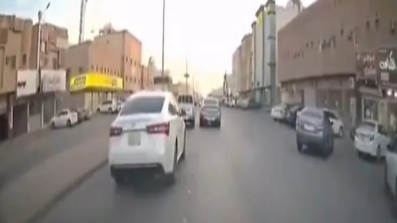 شاهد.. مركبات تسير بسرعة جنونية وتقتحم الرصيف على أحد الطرق
