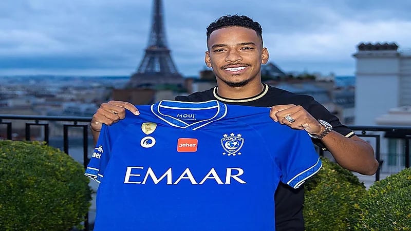 بالصور .. بيريرا يغرد من باريس بقميص الهلال ويعلق: تحد جديد