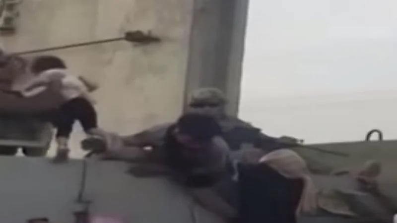 شاهد.. جندي أمريكي يحمل رضيعة أفغانية من ذويها في مطار كابل 