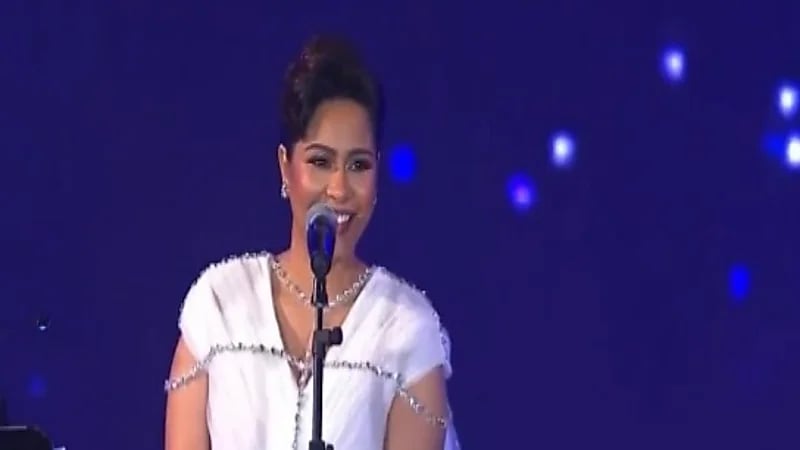 شيرين عبدالوهاب لأحد جمهورها في الحفل الغنائي بجدة:"وحياة أمي لوريك لما خلص"