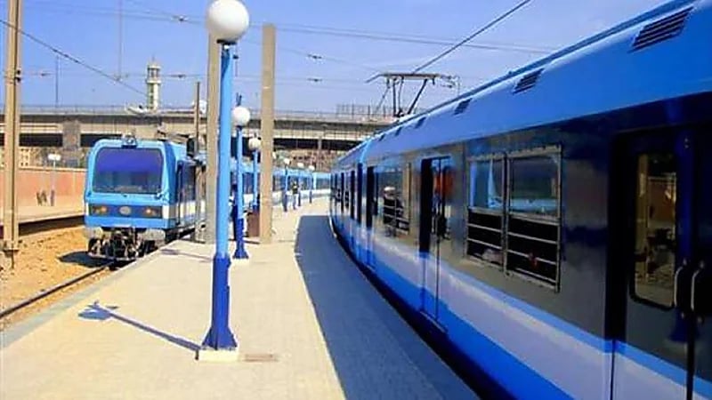 سيدة تلقي بنفسها أمام مترو الأنفاق