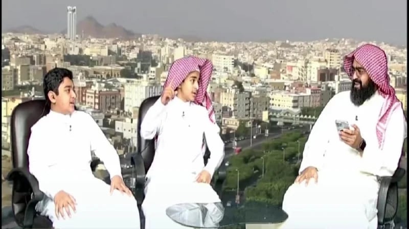 شاهد.. أب يتحدى أبناءه في حفظ القرآن