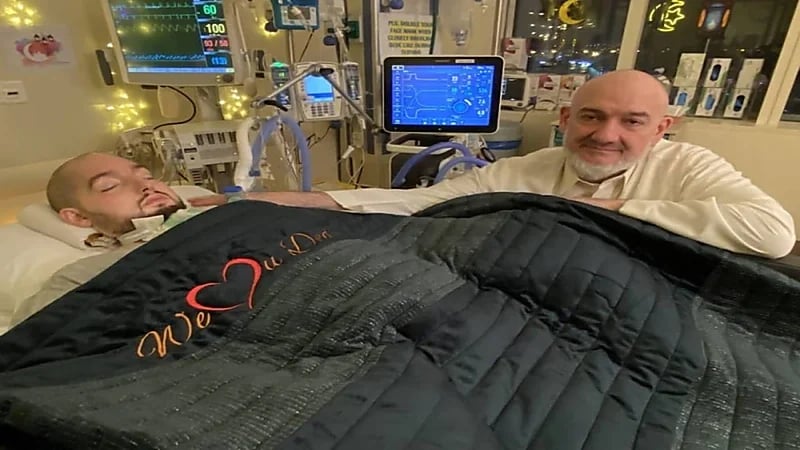 شاهد.. أحدث ظهور للأمير الوليد بن خالد على فراشه داخل المستشفى 