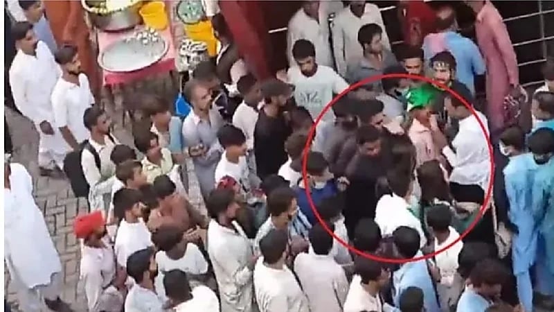 فيديو صادم يوثق لحظة تعرض فتاة تركية لتحرش جماعي في باكستان