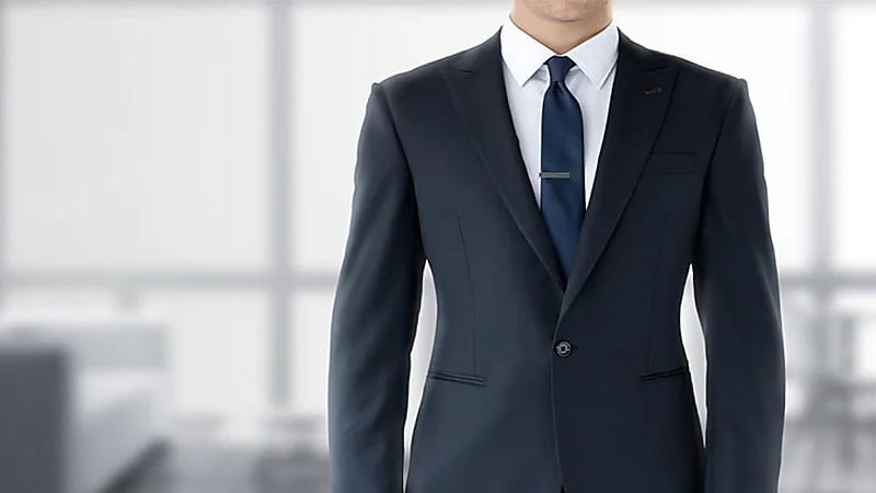 شاب يكتشف أن أمه هي زميلته في العمل بعد 20 عاما من الفراق