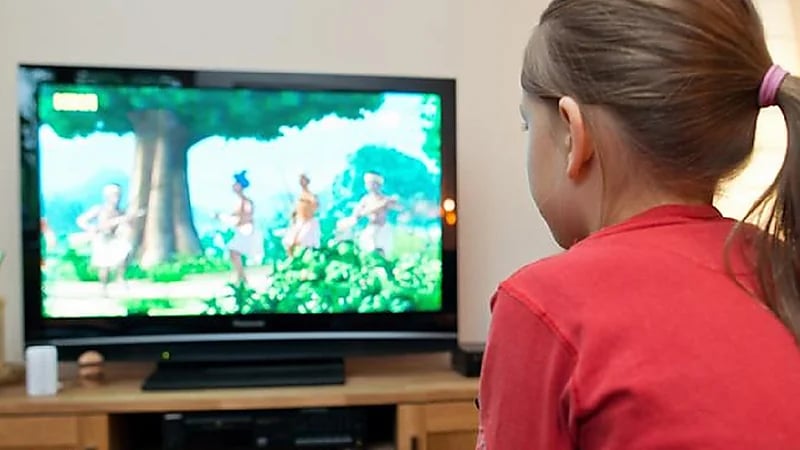 بالفيديو .. استشاري: 49 ٪ من حالات تأخر النطق للأطفال بسبب  التلفاز