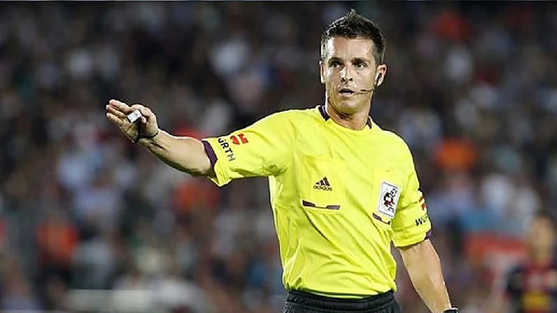 صفارة يونانية تقود مواجهة الهلال والفيصلي