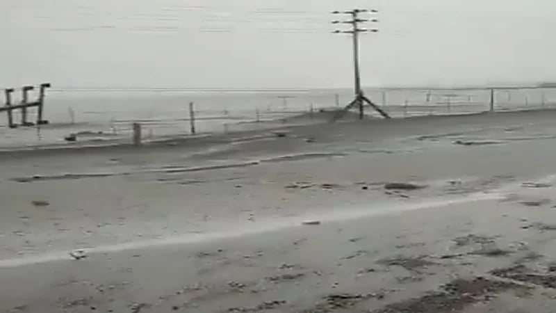 شاهد.. أمطار غزيرة ورياح تسقط أعمدة الكهرباء بالطائف