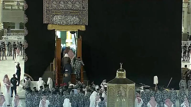 بالفيديو .. انطلاق مراسم غسل الكعبة ووفود الدول الإسلامية يشاركون في هذه المناسبة