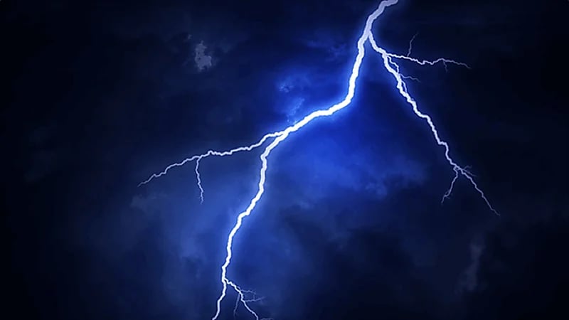 صاعقة "برق" تصرع 4 سيدات وطفلة من أسرة واحدة