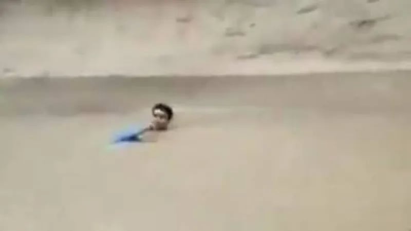 شاهد.. مذيع باكستاني يغطي خبر السيول "من قلب الحدث"