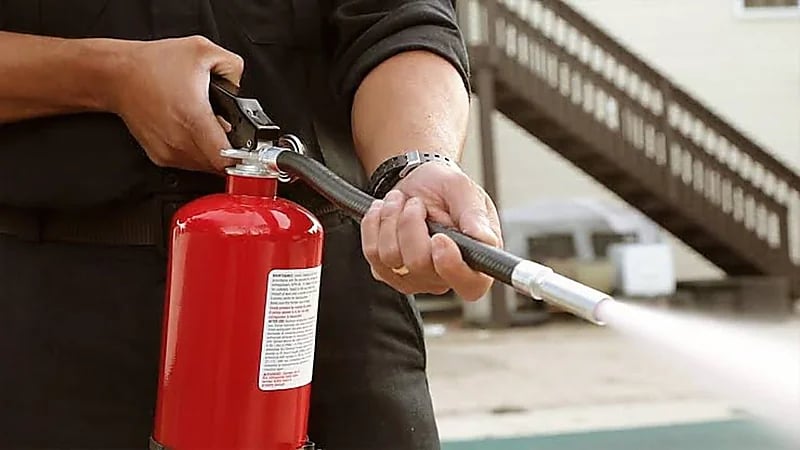 الكشف عن الطریقة الصحیحة لاستخدام طفایة الحریق