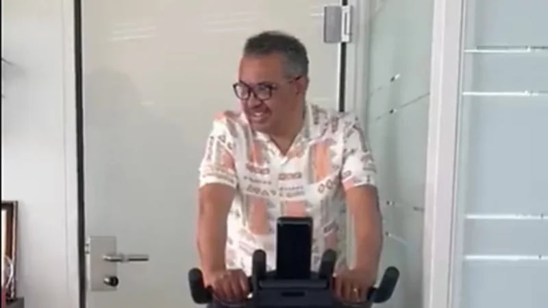 شاهد.. مدير منظمة الصحة العالمية يلعب في مكتبه على الدراجة