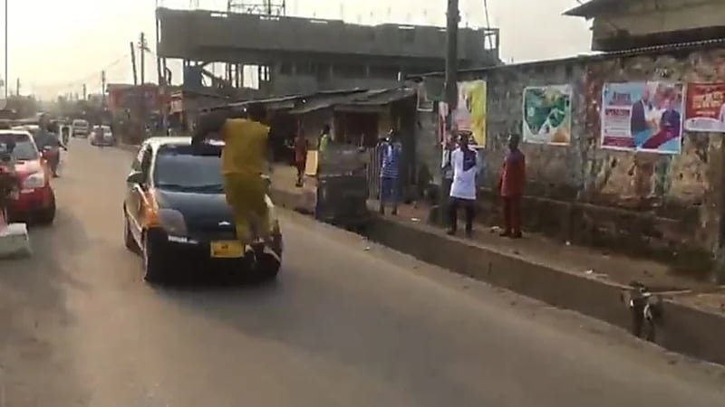 شاهد.. شاب يحاول القفز فوق سيارة تسير بسرعة وسط أحد الشوارع
