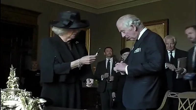 شاهد .. الملك تشارلز غاضب من جديد بسب تسرب حبر قلم!