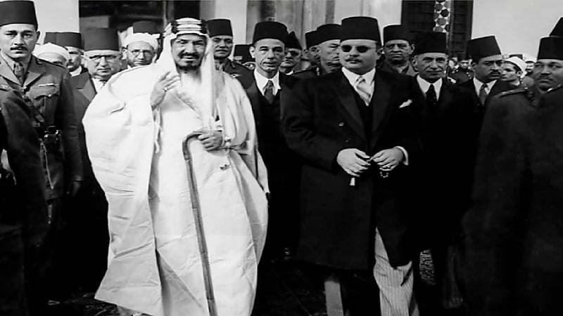 بالفيديو .. قصة أول لقاء تاريخي بين الملك عبدالعزيز والملك فاروق في ينبع