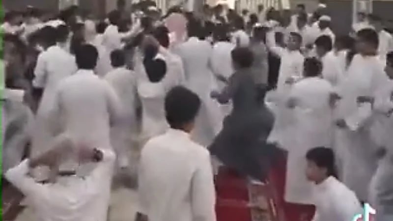 بالفيديو.. فرحة كبيرة من الطلاب بعد تكريم معلمهم بإحدى المدارس