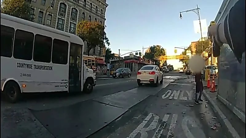 بالفيديو.. مطاردة مثيرة من الشرطة لرجل يحمل سكنيًا