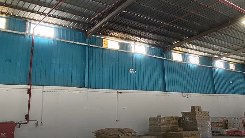 رصد مستودع أغذية غير مرخص في خميس مشيط