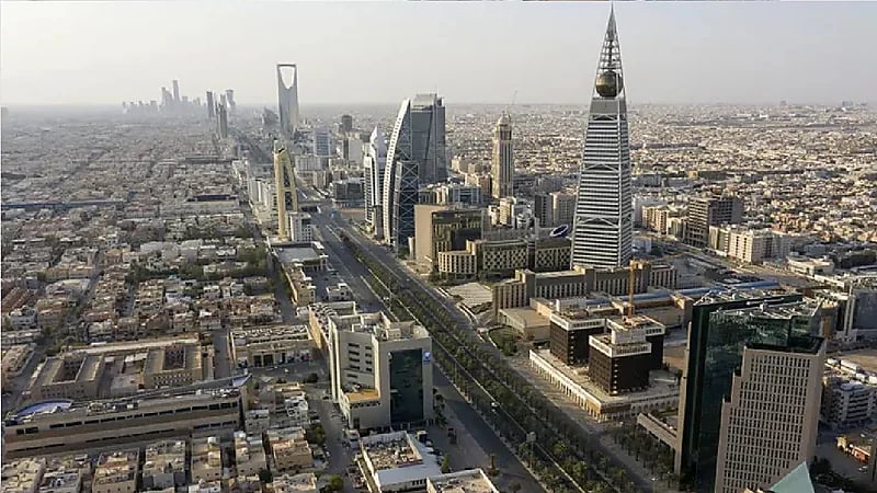 أستاذ إعلام سياسي: بوصلة الرياض لا تنحاز لأي جهة بل تتجه إلى مصلحتها