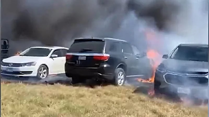 شاهد .. حريق هائل يدمر 73 سيارة بسبب سيجارة