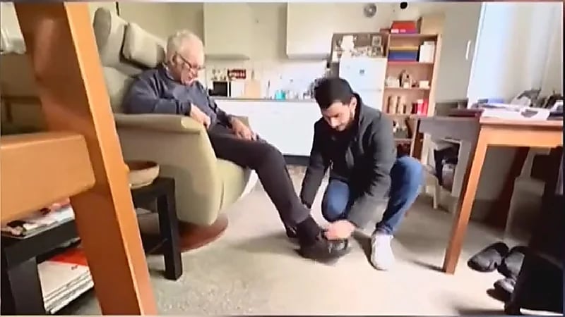 بالفيديو .. مبتعث سعودي يعتني بمُسن هولندي معاق بعد أن تخلى عنه الجميع