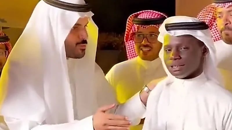 بالفيديو.. غازي الذيابي يهدي سيارة موديل السنة لفيصل العتيبي