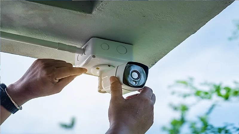 "قانوني" يحذر من مخالفة تقود للسجن 10 سنوات بشأن كاميرات المراقبة