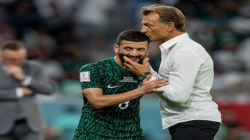 صور..دعم رينارد للمالكي بعد تسببه في الهدف الثاني