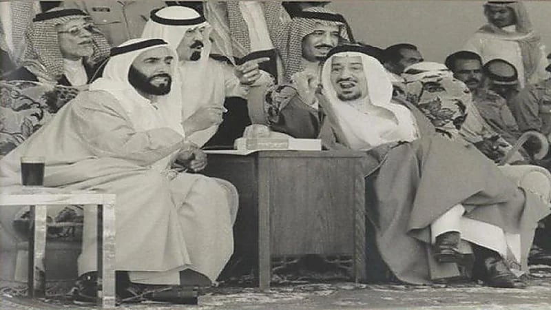 صورة قديمة للملك خالد بصحبة خادم الحرمين والشيخ زايد