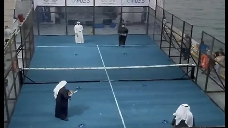 شاهد.. كويتيون يلعبون البادل على متن عبارة في عرض البحر