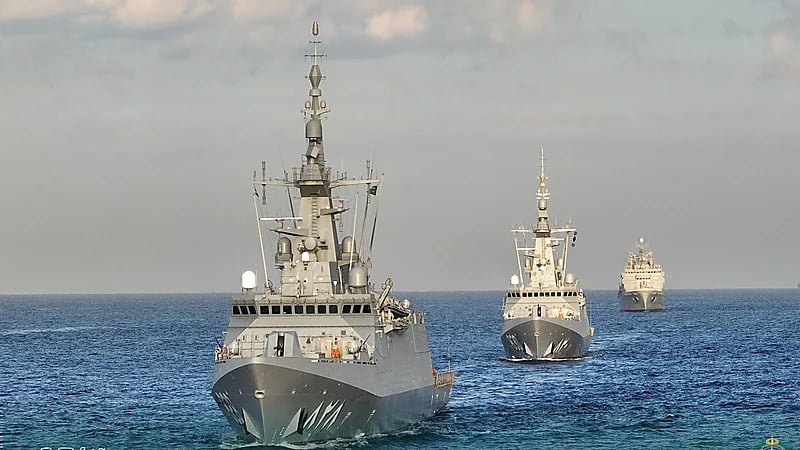 بالصور .. سفينة جلالة الملك “الدرعية” تصل قاعدة الملك فيصل البحرية