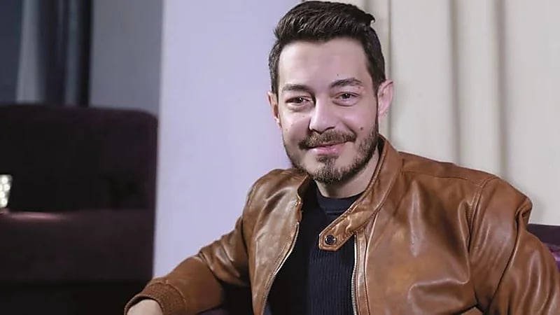 شاهد.. أحدث ظهور للفنان أحمد زاهر داخل طائرة