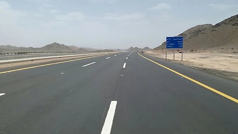 حادث مروري لحافلة نقل ركاب على طريق مكة السريع