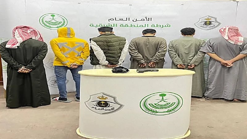 بالفيديو .. الإطاحة بـ6 أشخاص صدموا مركبة عمدا وأطلقوا النار على أخرى