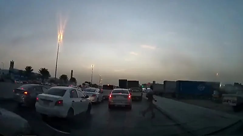 بالفيديو .. رجل ينجو من الدهس بسيارة فاجأته على الرصيف