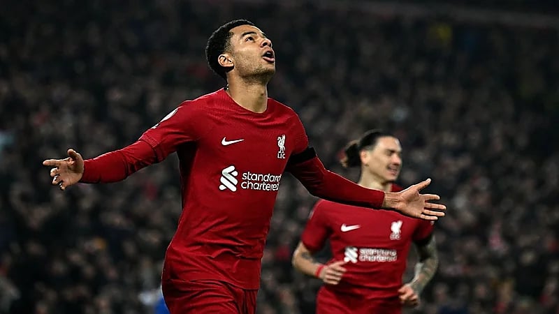 ليفربول يتغلب على إيفرتون بثنائية