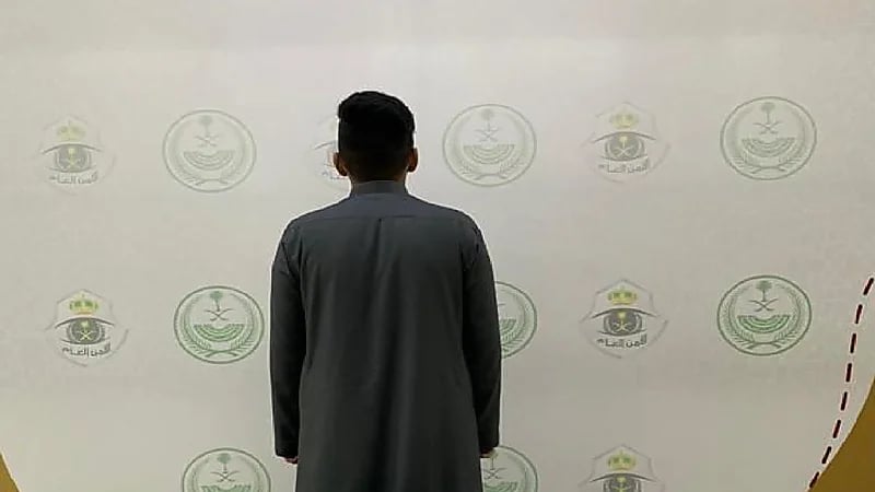 القبض على مواطن ضايق المارة وعطل السير في بريدة